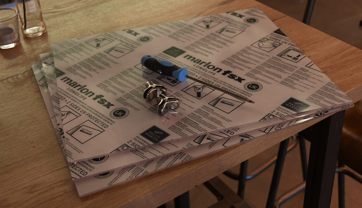 [AUTO] Zelf een Plexiglas tafeldivider maken