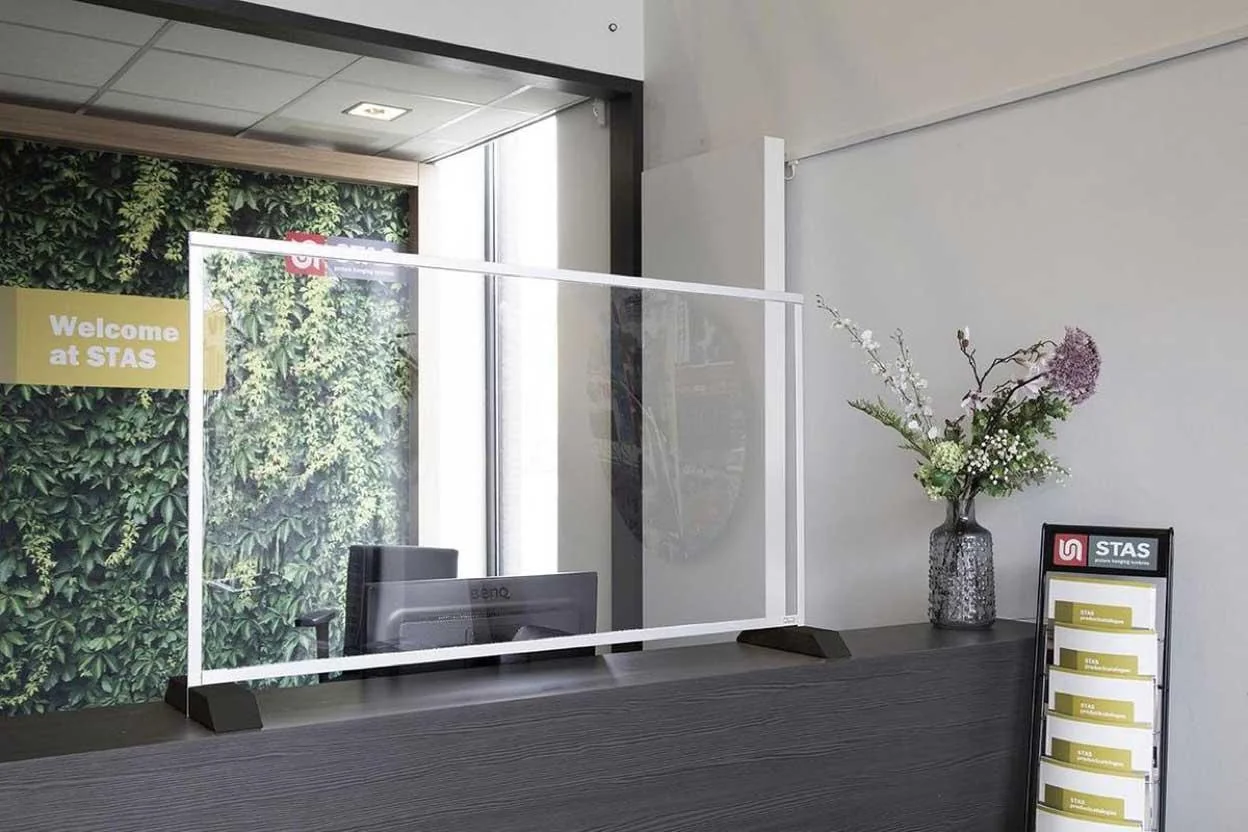 Helder Plexiglas als baliescherm